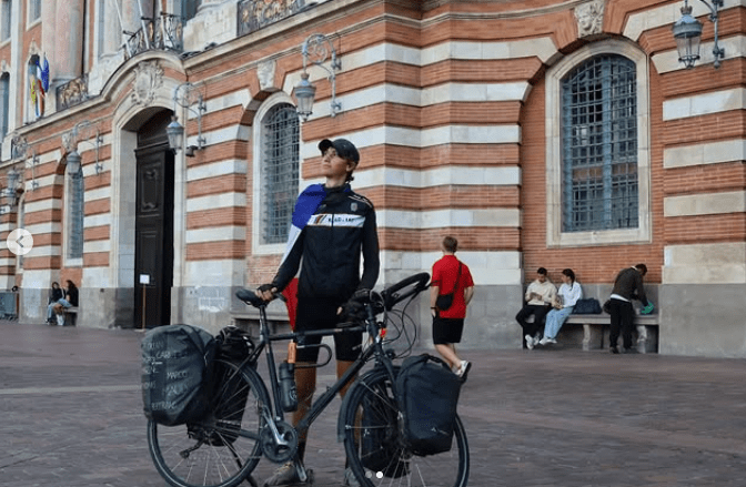 theo devant le capitole avec son vélo